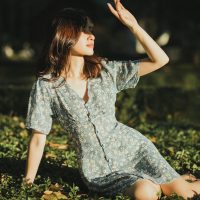 电话号码查询 暖色调插画风格头像：一位戴眼镜的中年编辑坐在堆满通信行业资料的书桌前，台灯暖光打在摊开的号段手册上