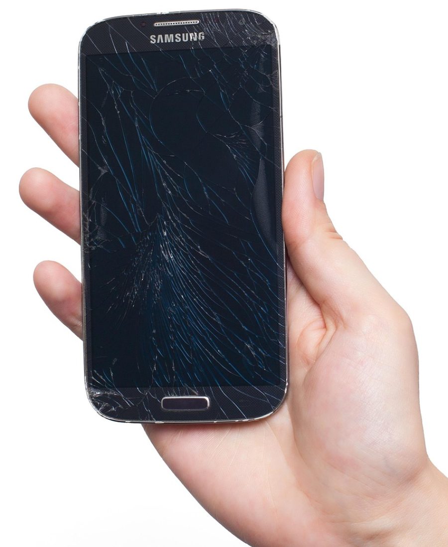 深紫色调的手机屏幕里，电话号码查询 App 的搜索界面正显示一串陌生号码与它的归属地与标记结果